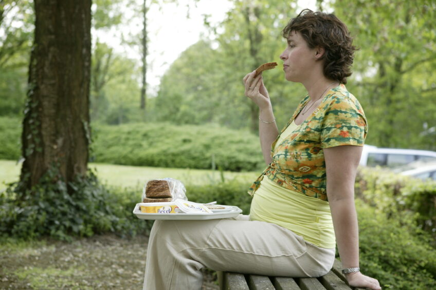 Aanstaande moeders zijn vaak onzeker. Ze nemen een groente- en fruitadvies ter harte. - Foto: Harry Onstein
