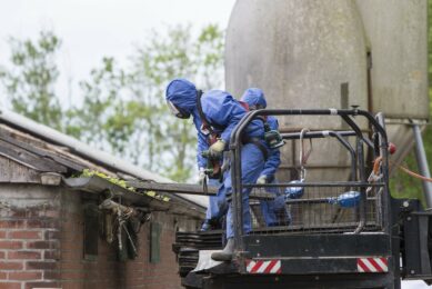 Rinsumageest-20170518 Asbestsanering door Man & Mach bij geitenhouder Sytze Holtrop.