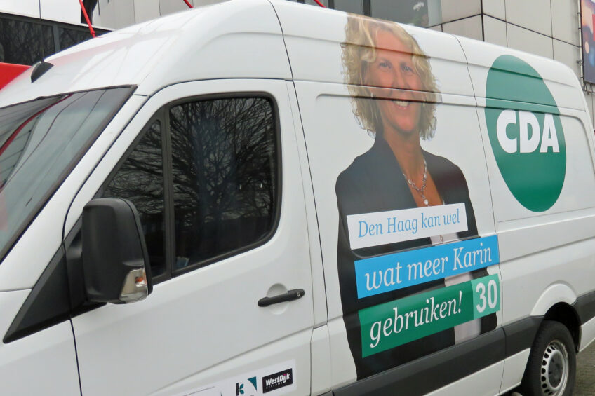 Een achtkoppig promotieteam rond Karin Zwinkels plakt posters en rijdt rond met de promotiewagen. - foto: Ton van der Scheer