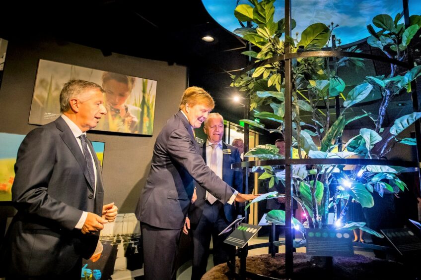 Koning Willem Alexander zet het licht aan bij het Experience Center van Koppert Biological Systems. - foto: Koppert