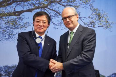 Topmannen Ren Jianxin (ChemChina) en Michel Demare (Syngenta) schudden elkaar de hand op een persconferentie waar werd bekendgemaakt dat Syngenta het bod van ChemChina accepteert. Foto: ANP