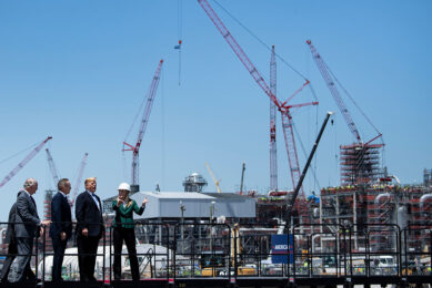 Donald Trump op bezoek bij de Cameron LNG Export Facility. Bhalve de gasproductie schroeft Amerika ook de olieproductie op. - foto: ANP/AFP