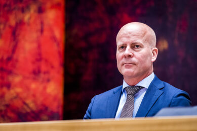 Raymond Knops tijdens het overleg in de Tweede Kamer over de begroting van Koninkrijksrelaties. - Foto: ANP, Lex van Lieshout