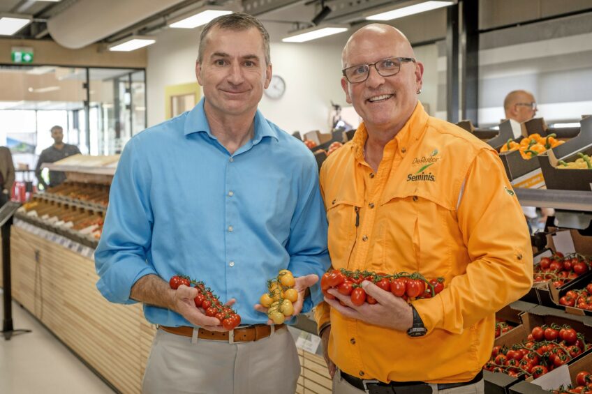 Bob Reiter (links, hoofd R&D Bayer Crop Science) en John Purcell (Hoofd R&D groentezaden) op werkbezoek op het De Ruiter Experience Center in Bleiswijk. - Foto: Roel Dijkstra Fotografie / Fred Libochant
