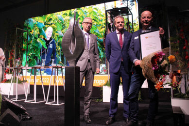 Van links naar rechts voorzitter Michiel van Ginkel van de Tuinbouwondernemersprijs, LNV-topambtenaar Guido Landheer en winnend tuinbouwondernemer Pieter Wijnen.   foto: Ton van der Scheer