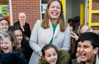 Minister Carola Schouten heeft maandag 13 november de eerste doos schoolfruit afgeleverd bij basisschool De Springbok in Den Haag. - Foto: RVO.nl