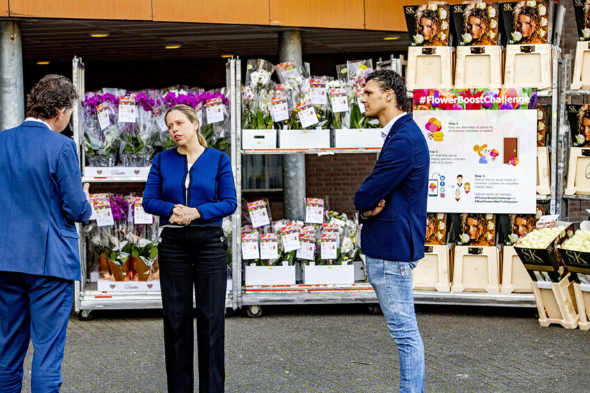 Minister Carola Schouten overhandigt bloemen van Westlandse tuinders aan zorgpersoneel van Stichting Sonneburg. Door het wegvallen van vraag kampen kwekers met lage prijzen en een doordraai van de producten. - Foto: ANP