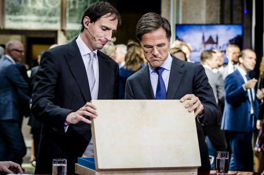 Minister van Financiën Wopke Hoekstra en premier Mark Rutte werpen op Prinsjesdag een blik in het koffertje met de rijksbegroting en de miljoenennota. - Foto: ANP