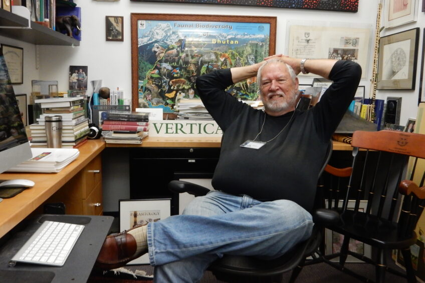 Ecoloog Dickson Despommier (75), hier in zijn werkkamer op Columbia University, geldt als geestelijk vader van de verticale landbouw. Foto: Ralf Bodelier.
