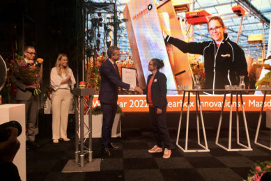 Simone Keijzer, ceo van Gearbox, krijgt de Themaprijs van de Tuinbouwondernemersprijs uit handen van Guido Landheer van LNV. - foto: Ton van der Scheer