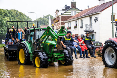 Tijdens de wateoverlast hielpen Limburgse boeren de burgers, nu springt Kverneland hen bij het weer zaaiklaar maken van de percelen. - Foto: Bert Jansen