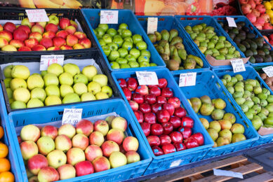 Kistjes met fruit bij een groenteman. - Foto: ANP