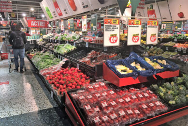 Tomaten in de aanbieding bij supermarkt Dirk. In het eerste halfjaar zijn 2% meer tomaten gekocht dan vorig jaar. - Foto: Ton van der Scheer