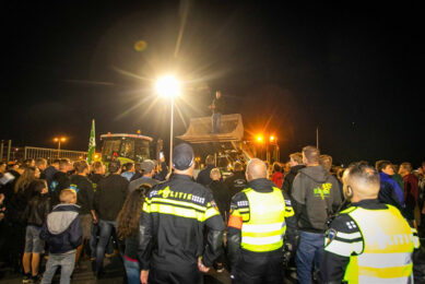Een groep boeren is vrijdagavond 10 juli met trekkers richting Schiphol gereden om te demonstreren tegen voermaatregelen. Ze zijn door de marechaussee tegengehouden. - Foto: ANP