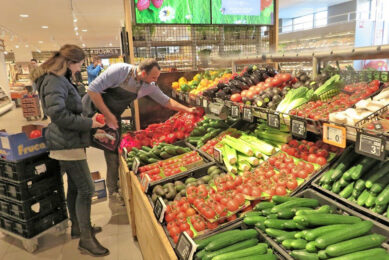Supermarktprijs komkommer is stabiel door contractverkoop. De prijs varieert van  ¬ 0,59 tot ¬ 0,89 per stuk. - Foto: Ton van der Scheer.