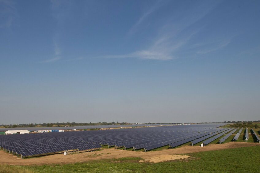 Een zonnepark in Duitsland. In Nederland worden boeren steeds vaker benaderd om hun grond beschikbaar te stellen voor zonneparken. Foto: Jens Wolf