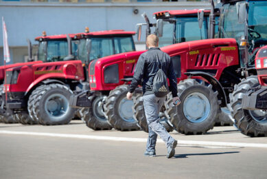 Voorraad nieuwe trekkers op het fabrieksterrein.van Minsk Tractor Works in Wit-Rusland. De plaats waar de Belarus-trekker gemaakt wordt. De Russische brancheorganisatie rapporteerde 19,4% meer verkochte trekkers in het eerste kwartaal van 2021. - Foto: Michel Velderman