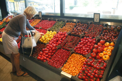 Een klant van groentespeciaalzaak Landwaart uit Maartensdijk (Utrecht) mixt tomaten uit het 30 types tellende assortiment. - Foto: Ton Kastermans