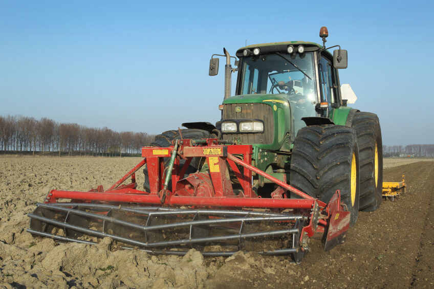 Zaaibedbereiding in West-Brabant. Bij een deelbouw brengt de eigenaar de grond zaaiklaar in. Foto: Peter Roek