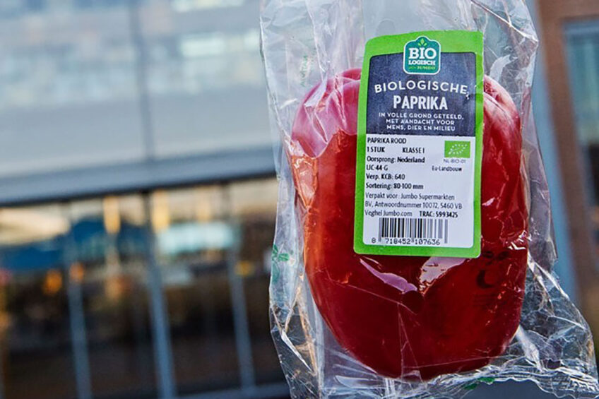 De in bioplastic verpakte biologische rode paprika won de stemming voor Mispaksel 2019. -foto: Greenpeace