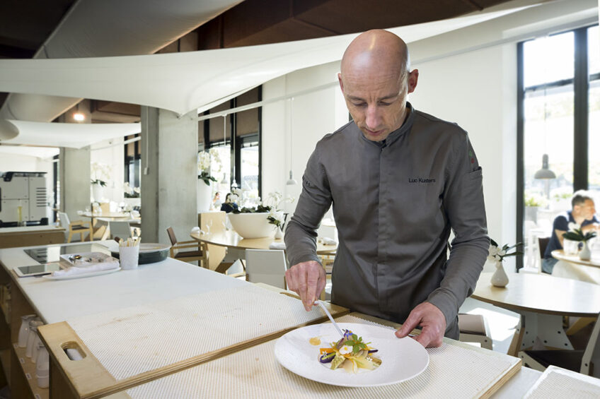 Luc Kusters is chef-kok bij sterrenrestaurant Bolenius. Bolenius is het vlaggenschip van Dutch Cuisine, een initiatief dat staat voor een duurzame Nederlandse eetcultuur met meer groenten, minder vlees en meer lokaal en biologisch. - Foto: Koos Groenewold