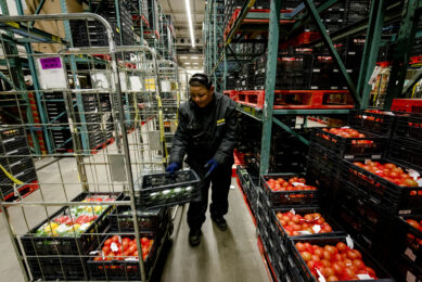 Medewerker laadt groente in distributiecentrum van Jumbo - Foto: ANP