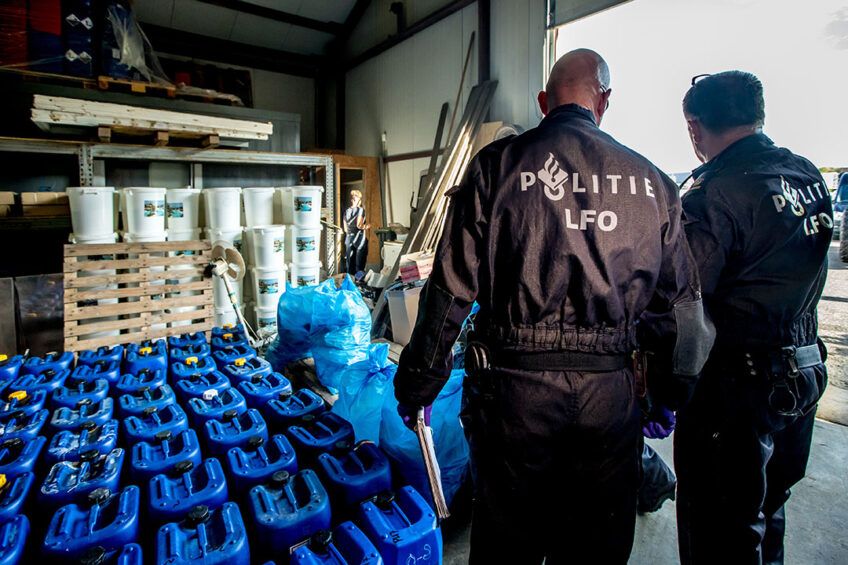 Politie rolt een drugslab op. Drugsproblematiek heeft in Nederland veel kanten. -foto: ANP