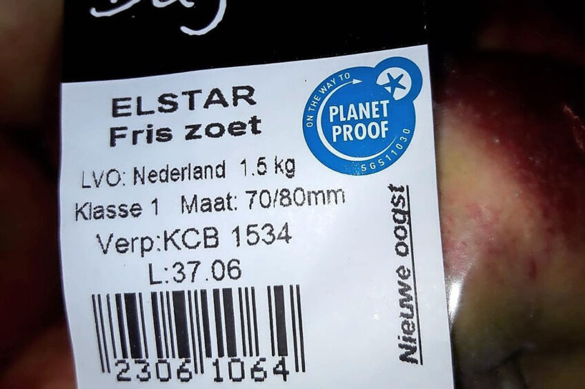 De zak Elstar appelen met het verkeerde PlanetProof-nummer op de blauwe sticker. -Foto: Boerderij