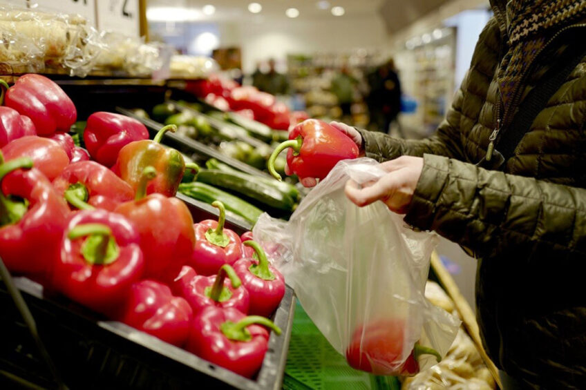 Supermarkten willen in 2025 het aantal plastic verpakkingen in de schappen met 20 procent verlagen. Foto: Richard Brocken/Hollandse Hoogte
