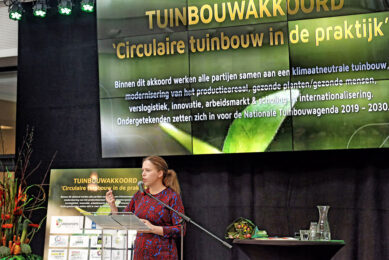 Minister Schouten ondertekende vandaag mede het Tuinbouwakkoord. - Foto: Roel Dijkstra
