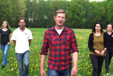 Een beeld uit de commercial van Caring Farmers (met tweede van links groenteteler David Luyendijk). - Foto: Caring Farmers
