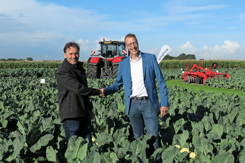 Sjaak van der Ploeg (l) van Syngenta en Toine Timmermans van Samen Tegen Voedselverspilling - Foto: Syngenta Seeds.