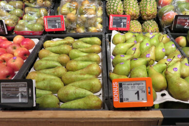 Fruit in het schap bij Albert Heijn. De Consumentenbond zegt dat de verduurzaming van de teelt moeilijk verifieerbaar is vanwege het ontbreken van certificaten en controles.