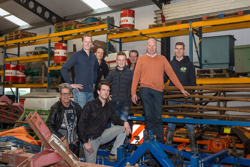 Acht firmanten van bloemkoolbedrijf Slagter uit Lutjebroek (N.-H.). Ton Slager staat tweede van rechts. Archieffoto uit 2019. - Foto: Peter Roek