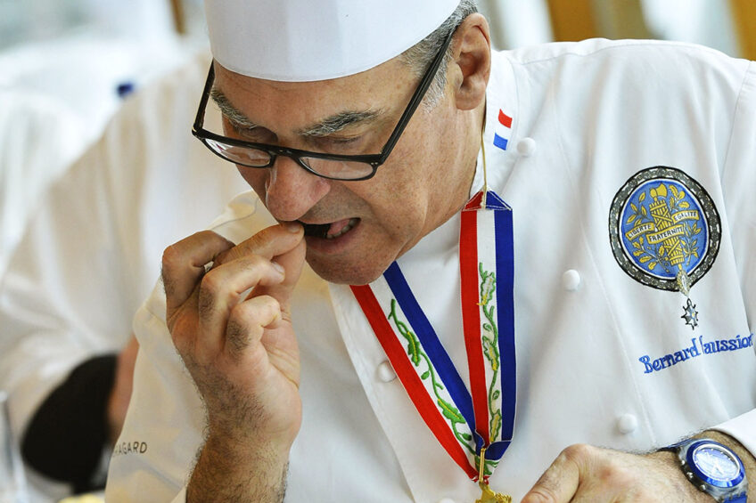 Europese topchefs volgen in de jury van het International Taste Institute een streng smaakprotocol. - Foto: ANP
