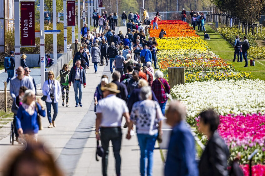 Bezoekers op de Floriade Expo in Almere. De bezoekersaantallen blijven fors achter. - Foto: ANP