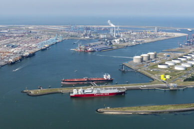 Een LNG-tanker lost de lading aan de Gate Terminal in Rotterdam. - Foto: ANP