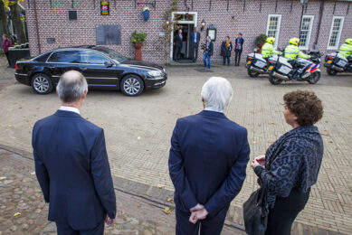 Een kamerheer (M/V)  begeleidt de koning tijdens regionale bezoeken. - Foto:  ANP