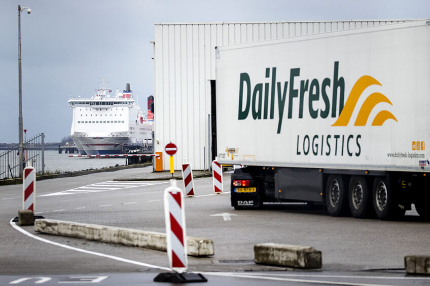 Vrachtwagen bij de veerboot Hoek van Holland-Harwich. - Foto: ANP