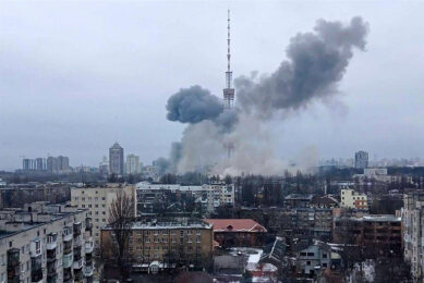 Raketaanval door Rusland op televisietoren in Kiev. - Foto: ANP