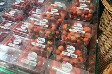 De aardbeien bij Dirk kosten €2,95 per 400 gram. - foto: Ton van der Scheer