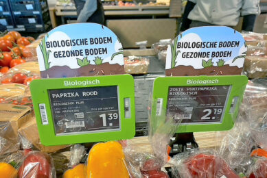 Boven de normale schapkaartjes van biologische groenten en fruit werden extra uitingen aangebracht om de verkoop te stimuleren. Foto: Bionext