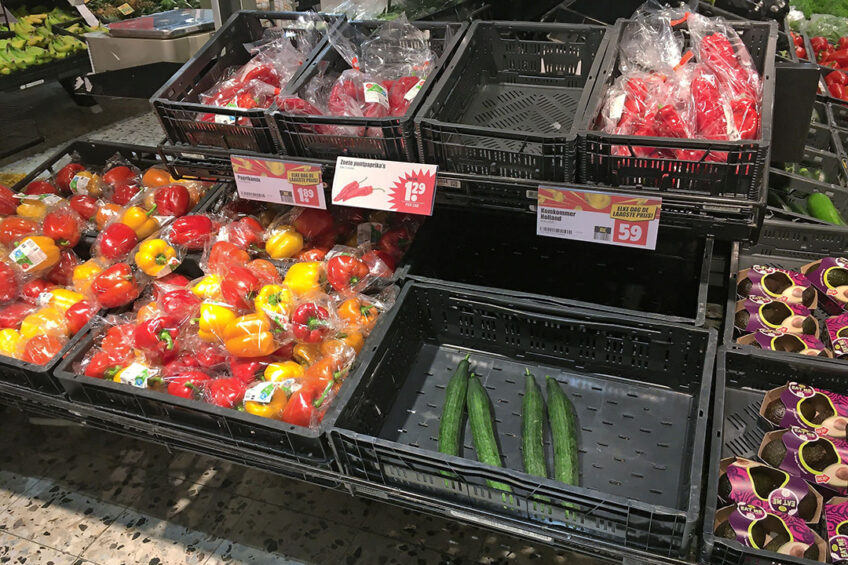 Bij Dirk liggen de komkommers voor 59 cent in de schappen, als je er op tijd bij bet tenminste. - foto: Ton van der Scheer