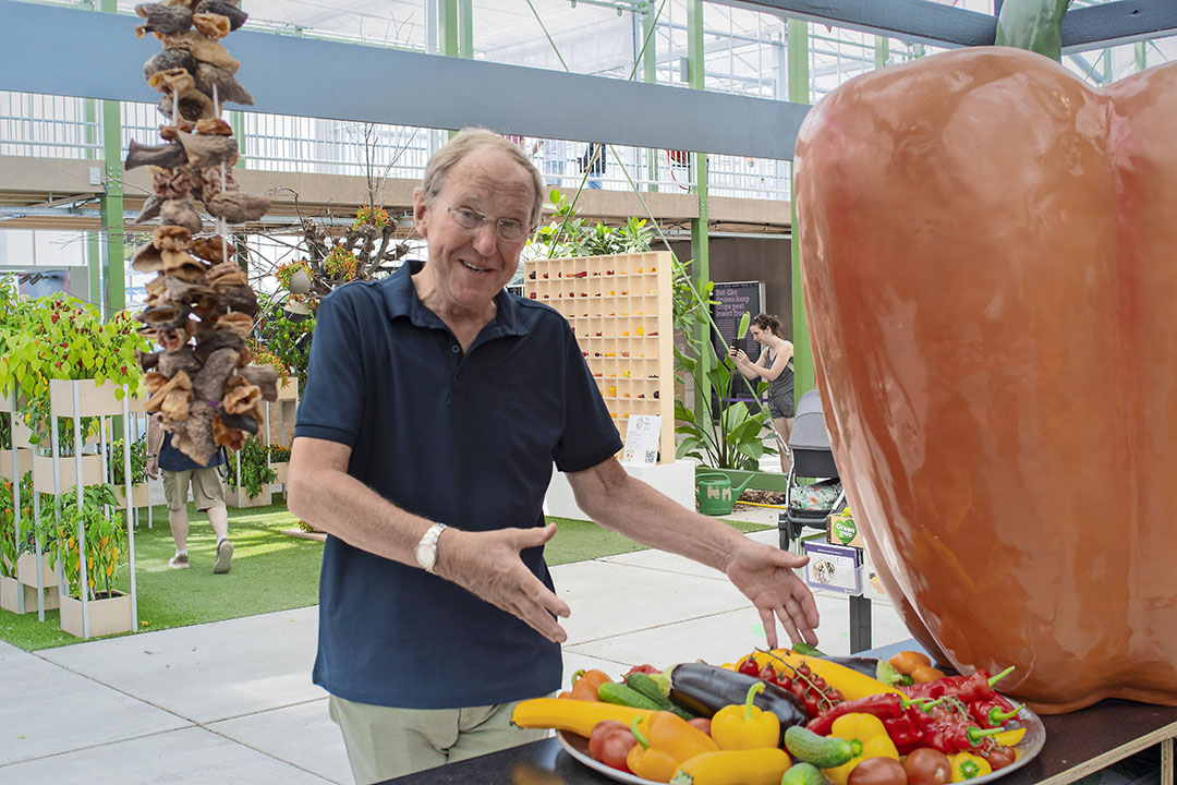 Piet Steenbergen heeft op de Floriade de beoordelingen van groenten en fruit georganiseerd. “De kwaliteit van de inzendingen voor onze productbeoodelingen is hoog. Dat merk ik ook aan de reacties van het publiek.”