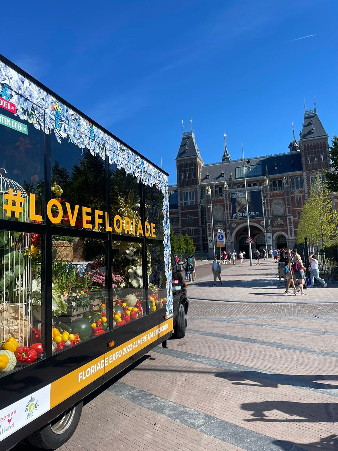 De rijdende kas bij het Rijksmuseum in Amsterdam. - Foto: #LoveFloriade
