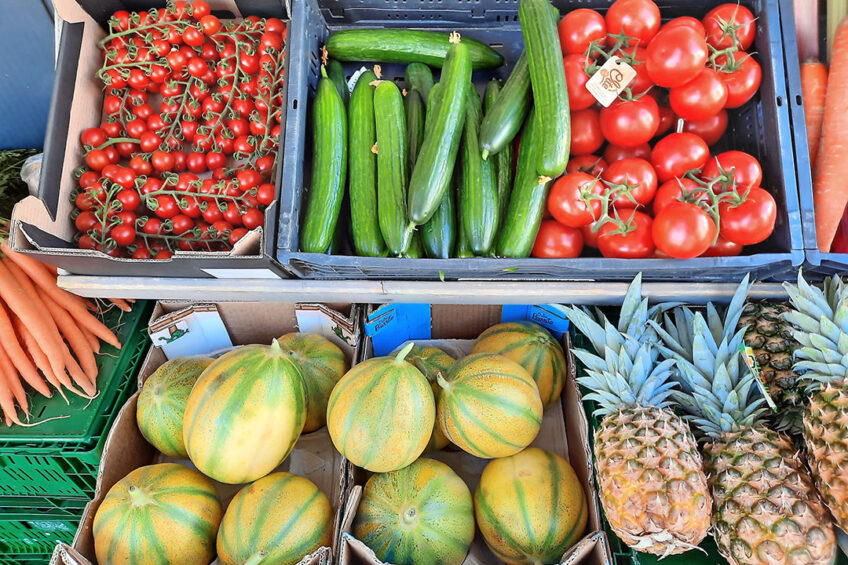 Biologische groenten op de markt in Poeldijk.