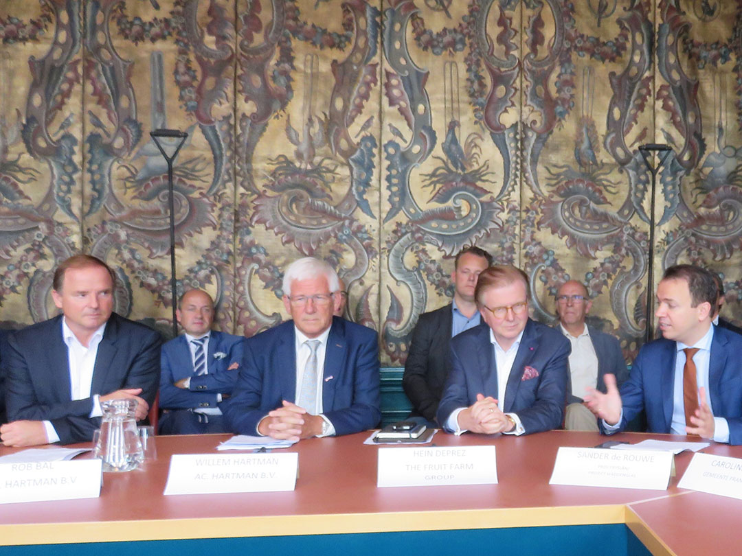 Willem Hartman (tweede van links) en Hein Deprez (tweede van rechts) bij de aankondiging van de overname in 2017. - Foto: Ton van der Scheer