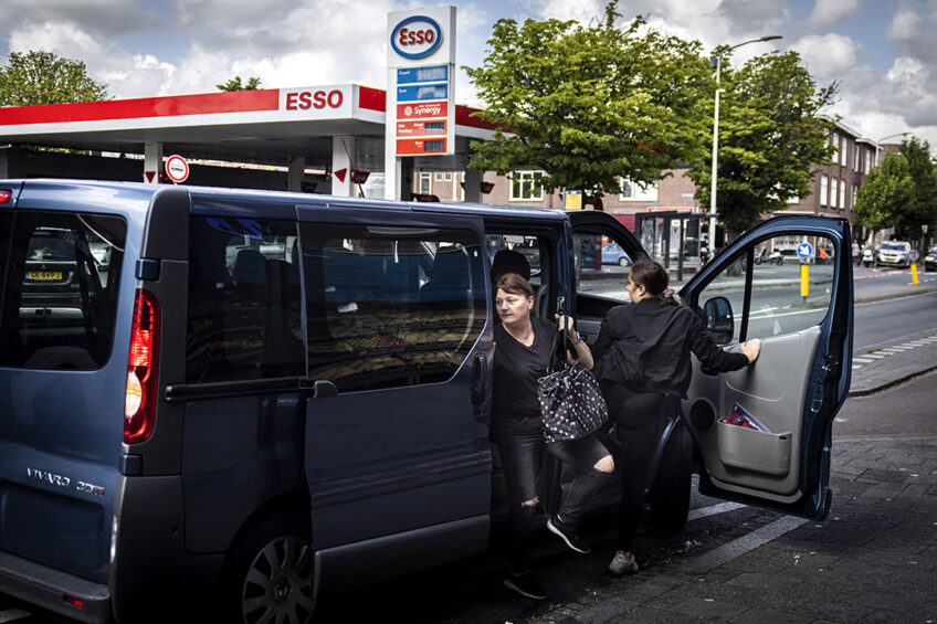 Een busje dat arbeidsmigranten van en naar de Haagse binnenstad vervoert. Kans van 1 op 7 dat er iets niet in de haak is. - foto: ANP