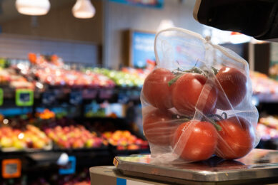 Boodschappenmandje voor margemonitor is beperkt met tomaat en peren in AGF-schap. - Foto: Albert Heijn