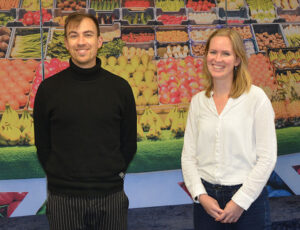 Wetenschappelijk onderzoeker Eva Ketel en projectmanager Rick de Jong van het Smaaklab van WUR. - Foto: Peter Visser